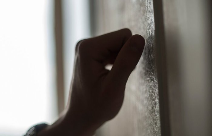 Кто стучит в мою дверь?
